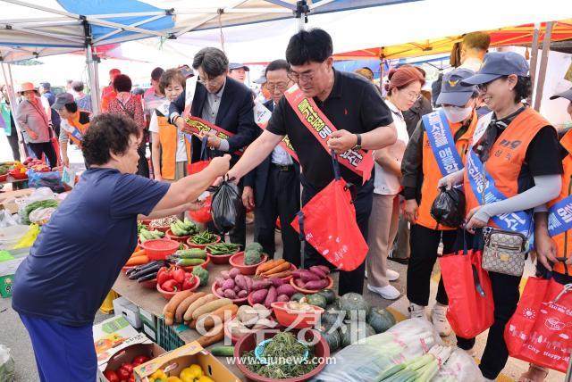 박상수 삼척시장중앙이 추석 맞이 전통시장 장보기 행사에 동참하고 있다사진삼척시