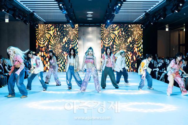 서울종합예술학교 댄스팀 SAC Street가 업사이클링 의류를 입고 댄스 공연을 펼치고 있다 사진오비맥주
