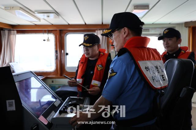 3007함에서 경비상황 점검하는 김성종 청장사진동해지방해양경찰청