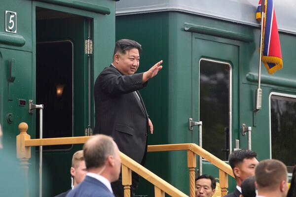 Chủ tịch Kim Jong-un vẫy tay chào mọi người trước khi quay trở về Triều Tiên bằng chuyến tàu chống đạn tại ga xe lửa Artyom 1 ở Primorsky Krai của Nga vào ngày 17 theo giờ địa phương ẢnhReutersYonhap