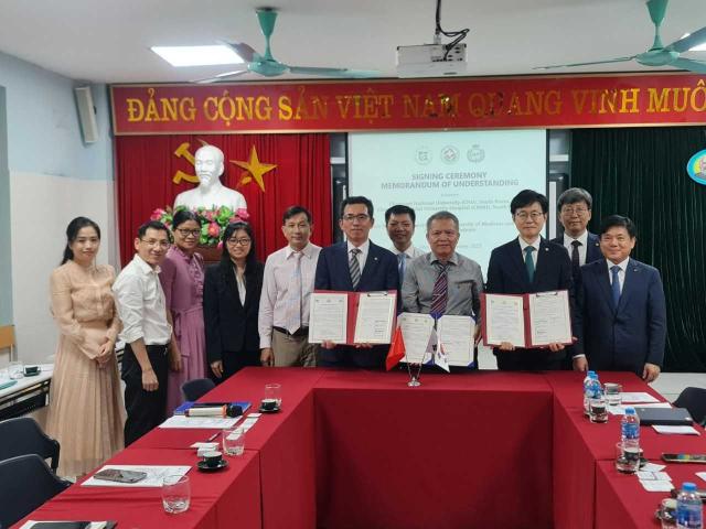 Đại học Quốc gia Chonnam đã đến thăm Trường Đại học Y Dược Đại học Quốc gia Hà Nội vào ngày 159 và ký thỏa thuận kinh doanh ba bên với với sự tham gia của cả Bệnh viện Đại học Quốc gia Chonnam thiết lập hệ thống hợp tác nhằm bồi dưỡng nhân tài chuyên ngành sinh học giữa Hàn Quốc và Việt Nam ẢnhĐại học Chonnam