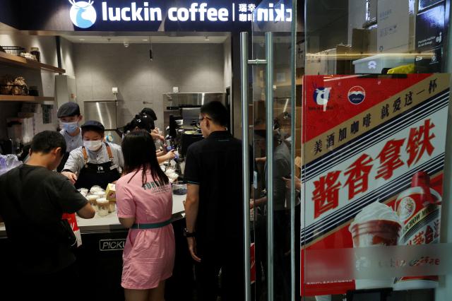 FILE PHOTO An advertisement promoting a Kweichow Moutai liquor latte is seen at a Luckin Coffee store in Beijing China September 4 2023 REUTERSFlorence LoFile Photo2023-09-14 140347
저작권자 ⓒ 1980-2023 ㈜연합뉴스 무단 전재 재배포 금지undefined