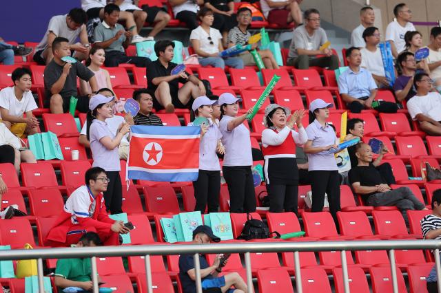 인공기 들고 응원하는 북한 응원단 사진연합뉴스