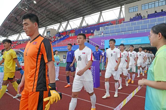  19일 오후 중국 저장성 진화시 저장성사범대 동쪽 경기장에서 열린 항저우 아시안게임 남자축구 조별리그 1차전 북한과 대만의 경기에 북한 선수들이 입장하고 있다 사진연합뉴스