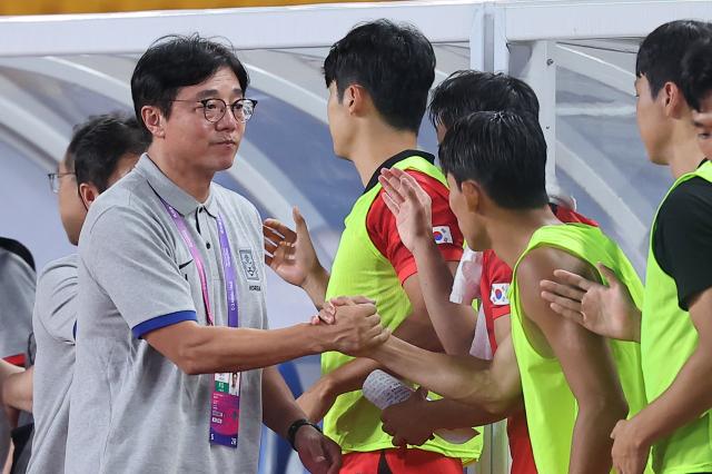 9-0 대승 거둔 황선홍호
    진화중국연합뉴스 류영석 기자  19일 오후 중국 저장성 진화시 진화스타디움에서 열린 항저우 아시안게임 남자축구 조별리그 1차전 한국과 쿠웨이트의 경기
    황선홍 감독이 9-0 대승을 거둔 뒤 해트트릭을 기록한 정우영을 격려하고 있다 2023919
    ondolynacokr2023-09-19 223320
저작권자 ⓒ 1980-2023 ㈜연합뉴스 무단 전재 재배포 금지저작권자 ⓒ 1980-2023 ㈜연합뉴스 무단 전재 재배포 금지