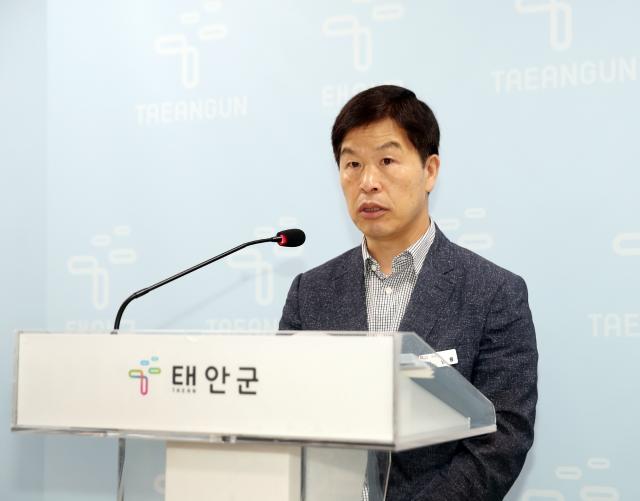 20일 군청 브리핑실에서 정례브리핑 중인 김남용 수산과장사진태인군