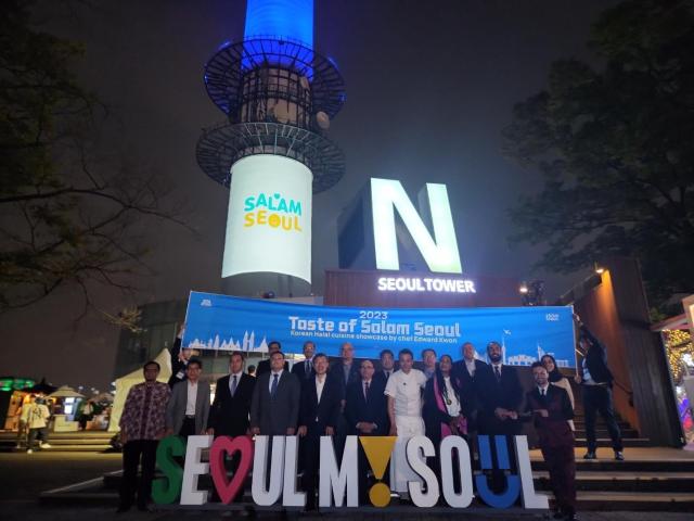서울시는 최근 무슬림 관광객의 증가 추세에 따라 지난 19일 아시아 중동국가 대사관 15명을 서울 남산으로 초청 한국식 할랄음식을 소개했다 사진서울시