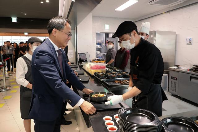 고기동 행정안전부 차관이 20일 오전 세종시 도움로 정부세종청사 중앙동 구내식당에서 매주 수요일 제공되는 국내산 수산물 음식을 배식 받고 있다 사진행안부