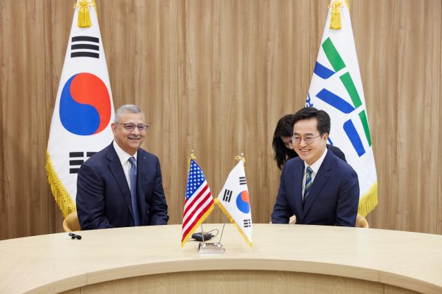 경기도청 집무실에서 김동연 경기도지사와 산지브 람바Sanjiv Lamba 린데그룹 회장이 면담을 하고 있다 사진경기도