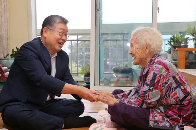 박일호 밀양시장이 지난 1943년 우리나라 최초로 밀양 삼랑진에 도입된 딸기를 지역사회에 널리 확산될 수 있도록 기여한 남분연97 여 씨를 격려하고 있다사진밀양시