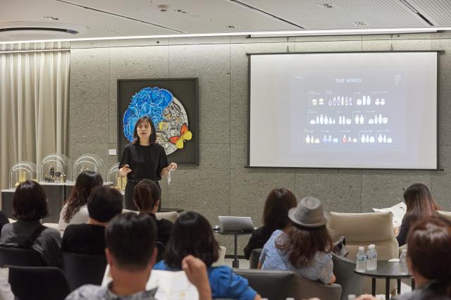 신라면세점은 이달 19일 서울시 중구 장충동 소재 신라면세점 서울점에서 중국 단체여행 관계자들을 대상으로 설명회를 가졌다고 밝혔다 설명회에 참석한 관계자들이 브랜드 설명을 듣고 있다 제공신라면세점