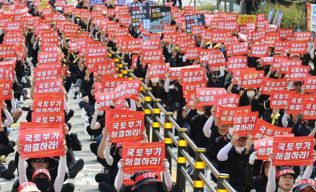 허가할땐 주거시설 이제와서 숙박시설 국토부가 해결하라
    세종연합뉴스 김주형 기자  생활형숙박시설 관계자들이 19일 세종시 정부세종청사 국토교통부앞에서 이행강제금 부과 예정을 규탄하는 집회를 열고 있다 2023919
    kjhpressynacokr2023-09-19 130024
저작권자 ⓒ 1980-2023 ㈜연합뉴스 무단 전재 재배포 금지저작권자 ⓒ 1980-2023 ㈜연합뉴스 무단 전재 재배포 금지