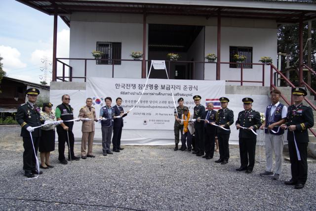  20일 태국 6·25전쟁 참전용사 펑 밤룽락 옹의 새로운 보금자리에서 참석자들이 현판을 제막하고 있다 사진육군