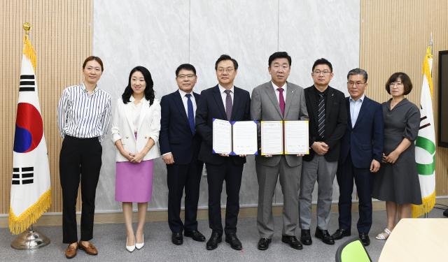 하병필 국가기록원장왼쪽에서 네번째과 이범석 충북 청주시장이 20일 오전 청주시청에서 유네스코 국제기록유산센터 건물 운영‧유지 업무협약을 체결 후 참석자들과 기념 촬영을 하고 있다 사진행안부