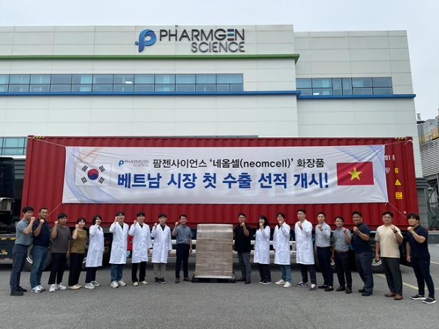 Các quan chức của PharmGen Science chụp ảnh kỷ niệm chuyến hàng sản phẩm thương hiệu Neomcell được xuất khẩu sang Việt Nam tại nhà máy sản xuất Cơ sở Hyangnam ở Hyangnam tỉnh Gyeonggi-do vào ngày 1992023 ẢnhPharmGen Science