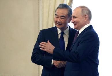 러시아서 만난 푸틴·왕이...美 겨냥해 패권주의 반대