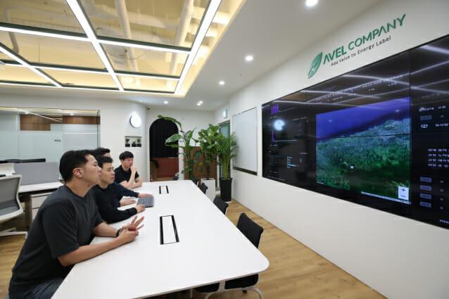 LG에너지솔루션 AVEL 임직원들이 제주도 사무실에서 재생에너지 발전량 예측 모니터링을 하고 있다 사진LG에너지솔루션
