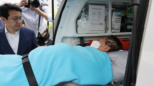 이재명 더불어민주당 대표가 지난 18일 여의도 성모병원에서 응급치료를 받고 응급차에 탑승하고 있다 사진연합뉴스