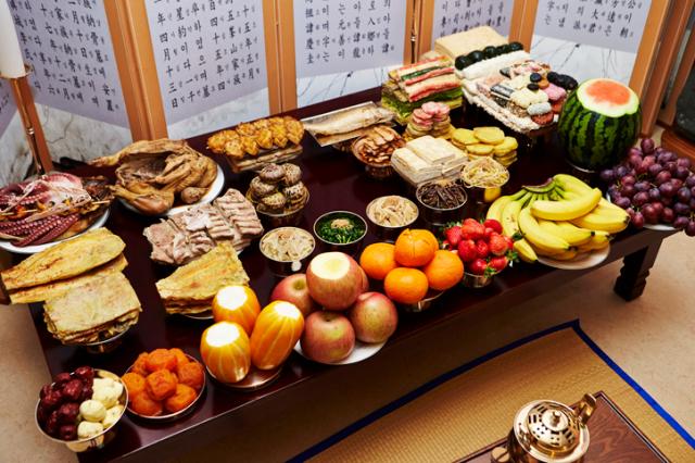 Một bàn lễ với nhiều món ăn hoa quả được chuẩn bị vô cùng công phu ẢnhGettyimages Bank