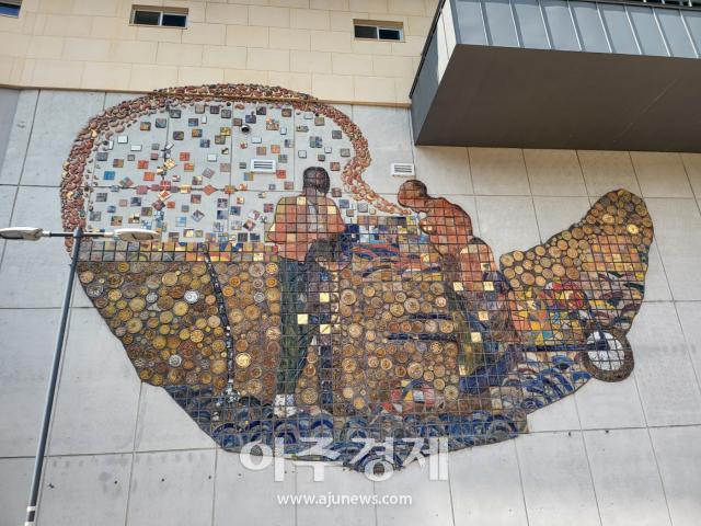만종역 외벽에 프랑스 화가 밀레의 대표작 ‘만종’을 오마주한 ‘도자기 입체 벽화’사진평창관리역