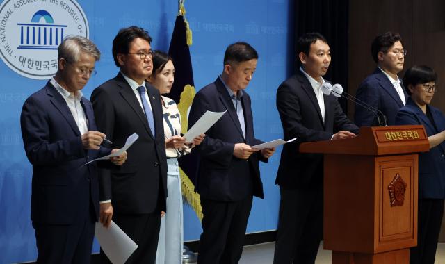 김용민 등 더불어민주당 의원들이 지난 19일 국회에서 검찰 탄핵안 발의 기자회견을 하고 있다 사진연합뉴스