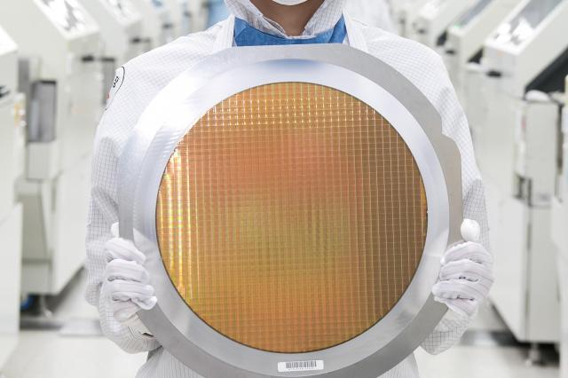 실리콘을 원료로 사용한 반도체 웨이퍼 위에 칩이 생산된 모습사진SK하이닉스