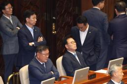 민주, 원내지도부 총사퇴·사무총장 사의 표명