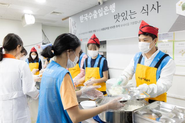 한국수출입은행 직원들은 추석 명절을 앞둔 9월 21일 서울역 인근 무료급식소에서 배식 봉사활동을 펼쳤다 사진수출입은행