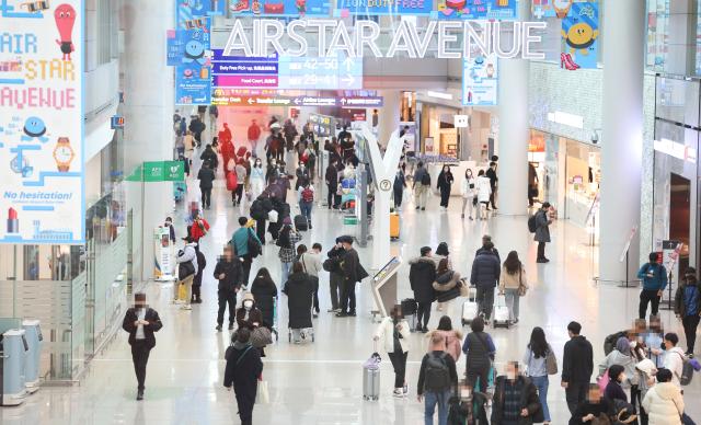 지난해 12월 29일 인천국제공항 제1터미널 면세점을 이용하는 여행객들 사진연합뉴스