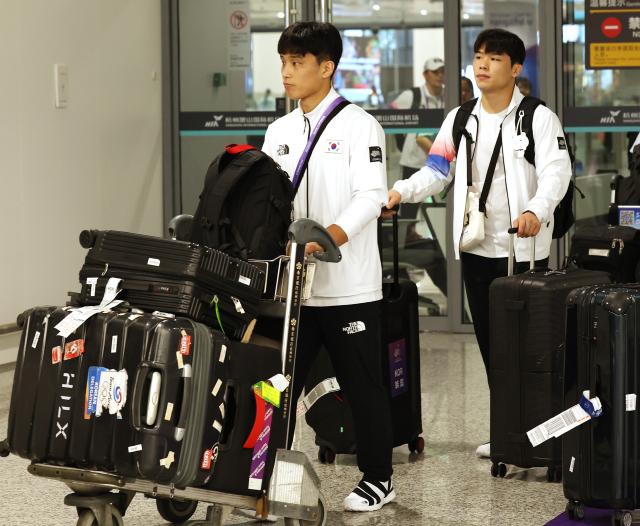 2022 항저우 아시안게임에 출전하는 대한민국 유도대표팀의 안바울왼쪽이 21일 중국 항저우 샤오산 국제공항을 통해 입국하고 있다