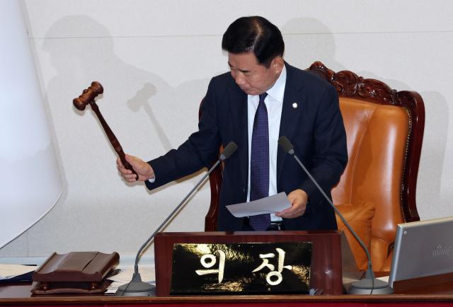 21일 국회 본회의에서 김진표 의장이 이재명 더불어민주당 대표의 체포동의안 가결을 선포하고 있다 사진연합뉴스