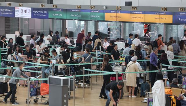 지난 7월 24일 오후 인천국제공항 제1여객터미널 출국장에서 이용객들이 출국 수속을 기다리고 있다 사진연합뉴스