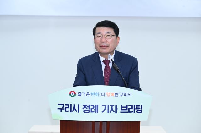 백경현 구리시장이 22일 시청 종합상황실에서 언론 브리핑을 열고 추석 연휴 민생 종합대책을 발표하고 있다사진구리시