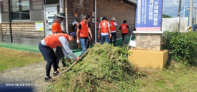 순천삼산MJF라이온스클럽 회원들이 제초작업후 주변환경을 깨끗하게 정리하고 있다 사진박기현기자