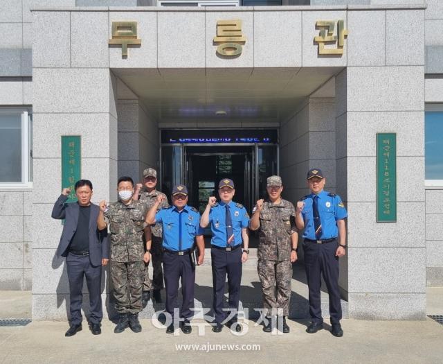 유충근 동해해경서장오른쪽에서 세번째이 해군 제118조기경보전대를 방문해 기념촬영을 하고 있다사진동해해양경찰서