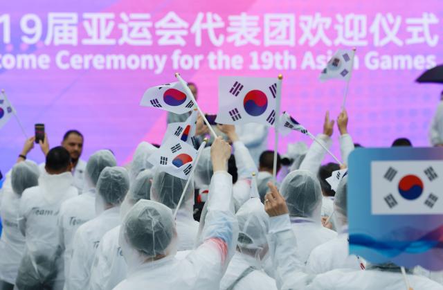 2022 항저우 아시안 게임 개막을 이틀 앞두고 대한민국 선수단이 21일 중국 항저우시 아시안 게임 선수촌 국기광장에서 열린 입촌식에서 태극기를 흔들고 있다 사진연합뉴스