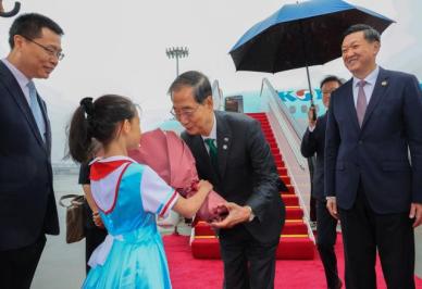 [포토] 중국 항저우 도착해 꽃다발 받는 한덕수 총리