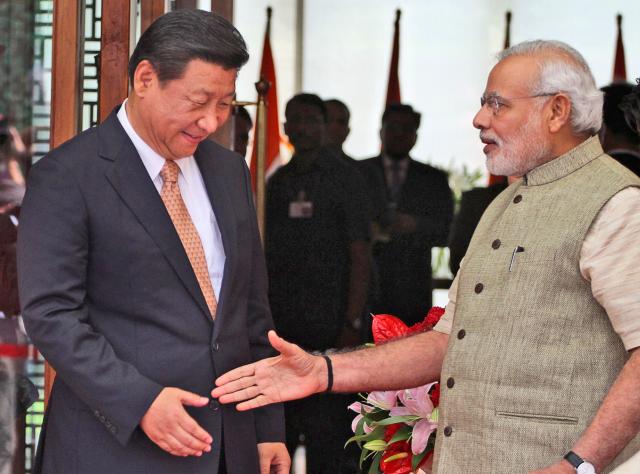 2014년 8월 나렌드라 모디 인도 총리오른쪽가 시진핑 중국 주석을 맞이하고 있다 사진AP·연합뉴스