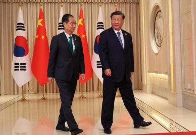 [포토] 시진핑 중국 국가 주석과 이동하는 한덕수 국무총리