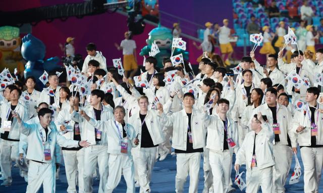 23일 오후 중국 항저우 올림픽 스포츠센터 스타디움에서 열린 2022 항저우 아시안 게임 개회식에서 대한민국 선수단이 입장하고 있다 사진연합뉴스