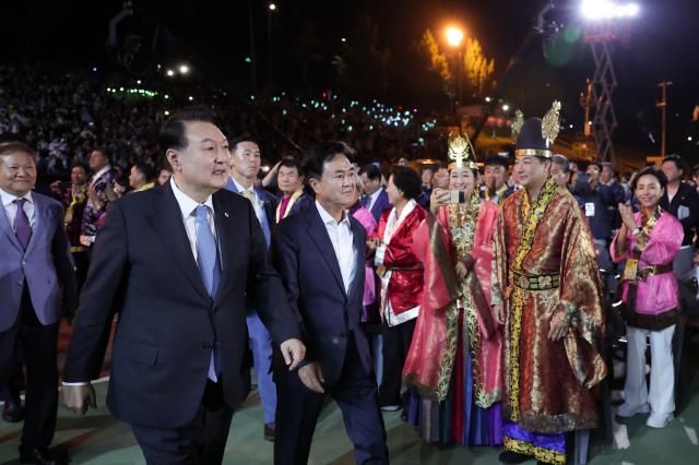 윤석열 대통령이 지난 23일 충남 공주시 금강신관공원에서 열린 2023 대백제전 개막식에 참석하고 있다 사진연합뉴스