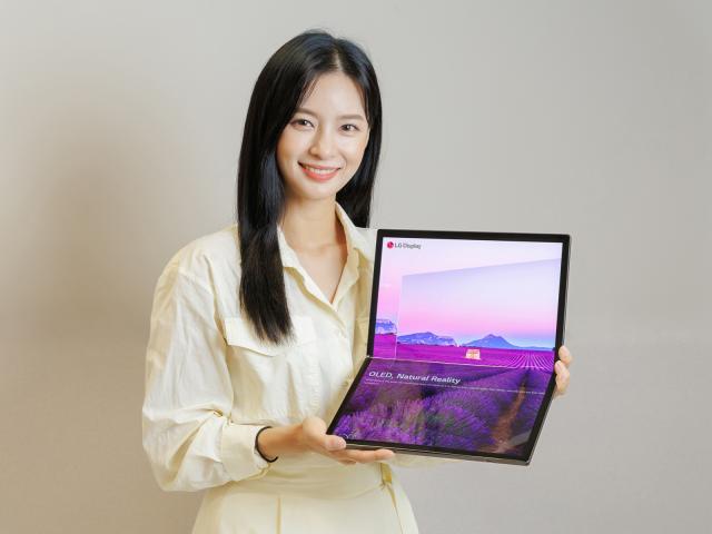 LG디스플레이 17인치 폴더블 노트북용 OLED 패널 사진LG디스플레이