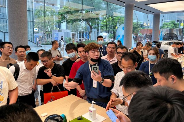 FILE PHOTO A staff member introduces the new Huawei Mate 60 smartphone to customers at the Huawei flagship store in Shenzhen Guangdong province China August 30 2023 REUTERSDavid KirtonFile Photo2023-09-05 050443
저작권자 ⓒ 1980-2023 ㈜연합뉴스 무단 전재 재배포 금지undefined