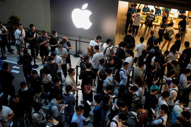 애플의 신제품 아이폰15 중국 출시 첫날인 22일 오전 상하이 시내 애플스토어 앞에 사전예약 구매자들이 줄지어 서있다 사진로이터연합뉴스