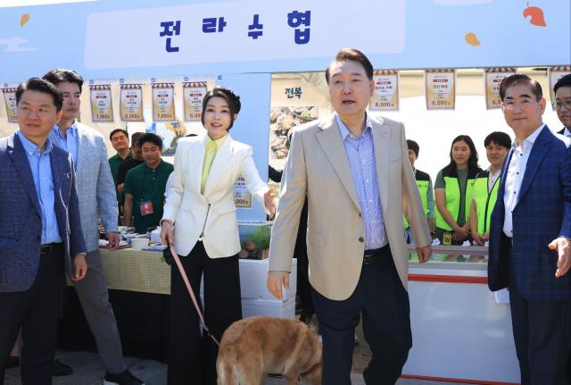 추억맞이 팔도장터 방문한 윤석열 대통령 내외
    서울연합뉴스 임헌정 기자  윤석열 대통령과 부인 김건희 여사가 24일 서울 용산어린이정원에서 추석을 앞두고 열린 추억맞이 팔도장터를 방문하고 있다 2023924 대통령실 제공 재판매 및 DB 금지
    kaneynacokr2023-09-24 155451
저작권자 ⓒ 1980-2023 ㈜연합뉴스 무단 전재 재배포 금지저작권자 ⓒ 1980-2023 ㈜연합뉴스 무단 전재 재배포 금지