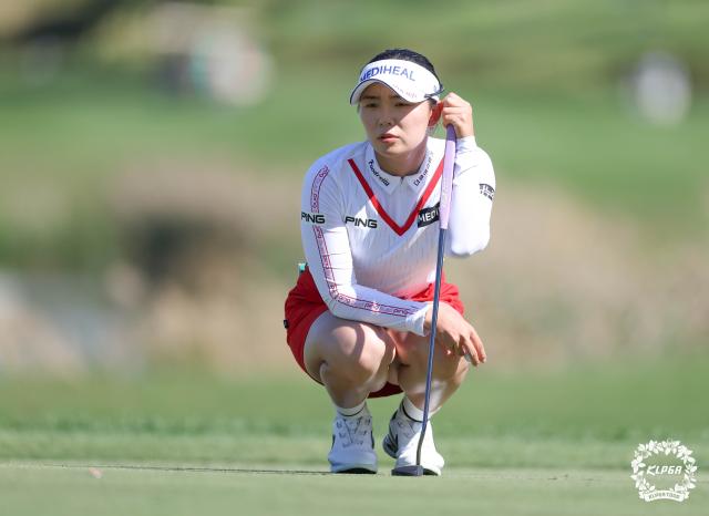 이다연이 24일 인천 중구 베어즈베스트 청라 골프클럽에서 열린 2023 KLPGA 투어 하나금융그룹 챔피언십 최종 4라운드 그린 위에서 라인을 읽고 있다 사진KLPGA 