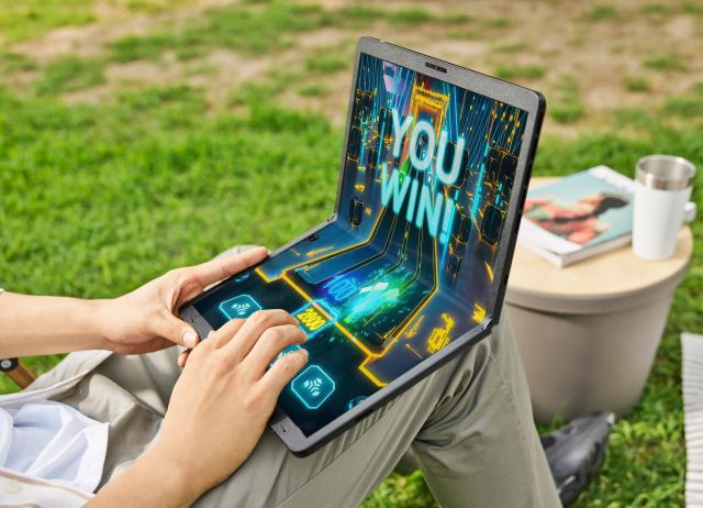 LG전자가 선보인 ‘LG 그램 폴드Fold’ 모습 접으면 12형 노트북 펼치면 17형 태블릿 전자책 등 다양하게 변환되는 것이 특징이다 사진LG전자