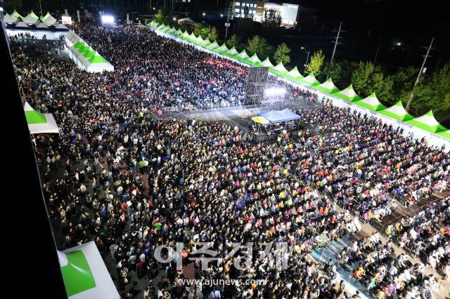 제36회 동해 무릉제에서 야간 축하공연을 보기위해 몰려든 인파들사징동해시