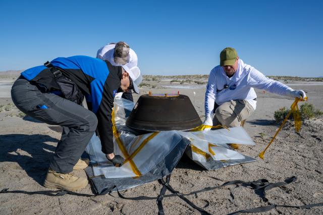  24일현지시간 미국 유타주 더그웨이에서 소행성 베누Bennu의 흙과 자갈 등의 샘플을 채취한 미국 항공우주국NASA 소행성 탐사선 오시리스-렉스OSIRIS-REx의 캡슐이 운반되고 있다 과학자들은 해당 샘플이 지구 생명체 출현의 과정에 대한 답을 줄 것으로 기대한다 
