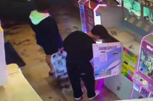 범행 도구 챙겨와 400만원 훔친 10대들...점주 나이 어려서 잡기 어려울 수도 호소
